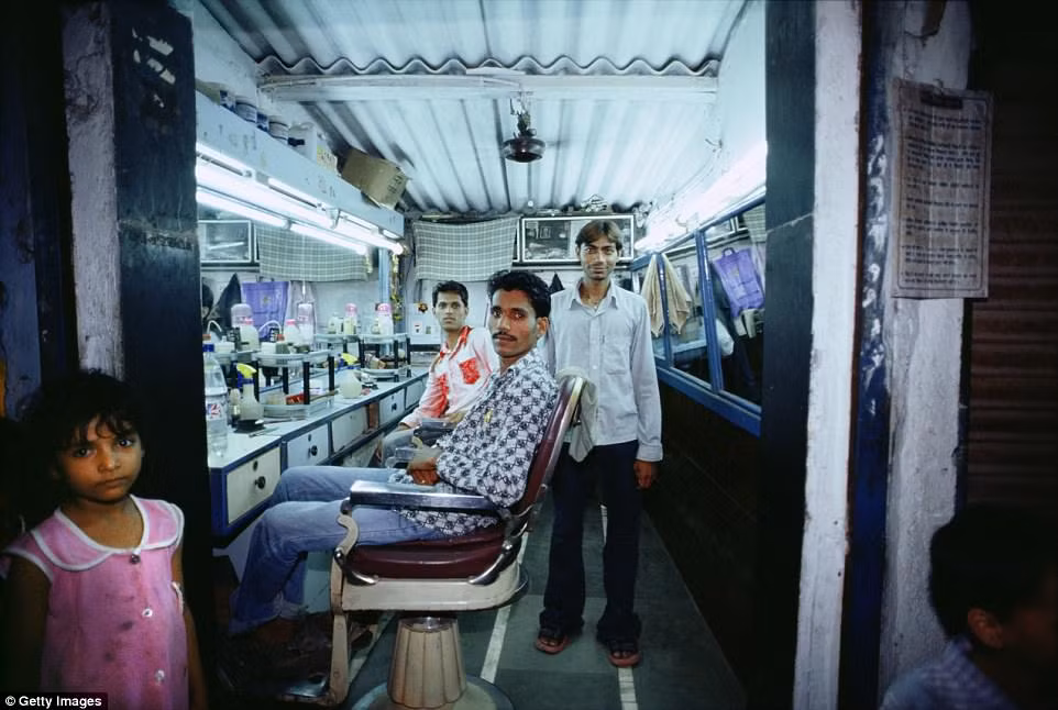 Một cửa hàng cắt tóc nhỏ, đơn giản ở Mumbai, Ấn Độ.