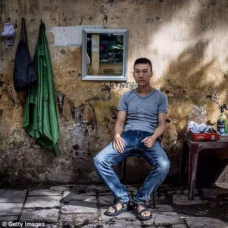 Anh Giang, 29 tuổi, người thợ cắt tóc vỉa hè ở một góc phố Hà Nội.