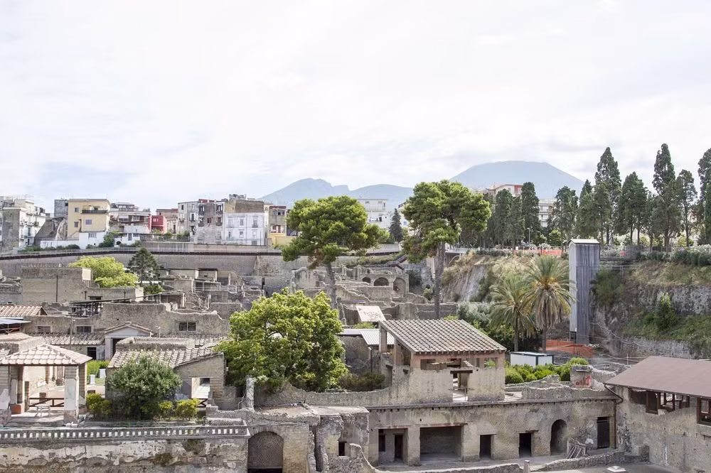 Không giống như thành phố Pompeii, thị trấn Herculaneum cho đến nay vẫn chưa được khai quật hoàn toàn.