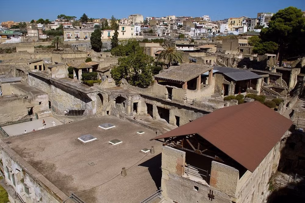 Vào đầu thế kỷ 18, các chuyên gia khai quật một phần thị trấn Herculaneum. Khi ấy, nhóm khảo cổ phát hiện nhiều ngôi nhà, đồ nội thất bằng gỗ... còn khá nguyên vẹn.