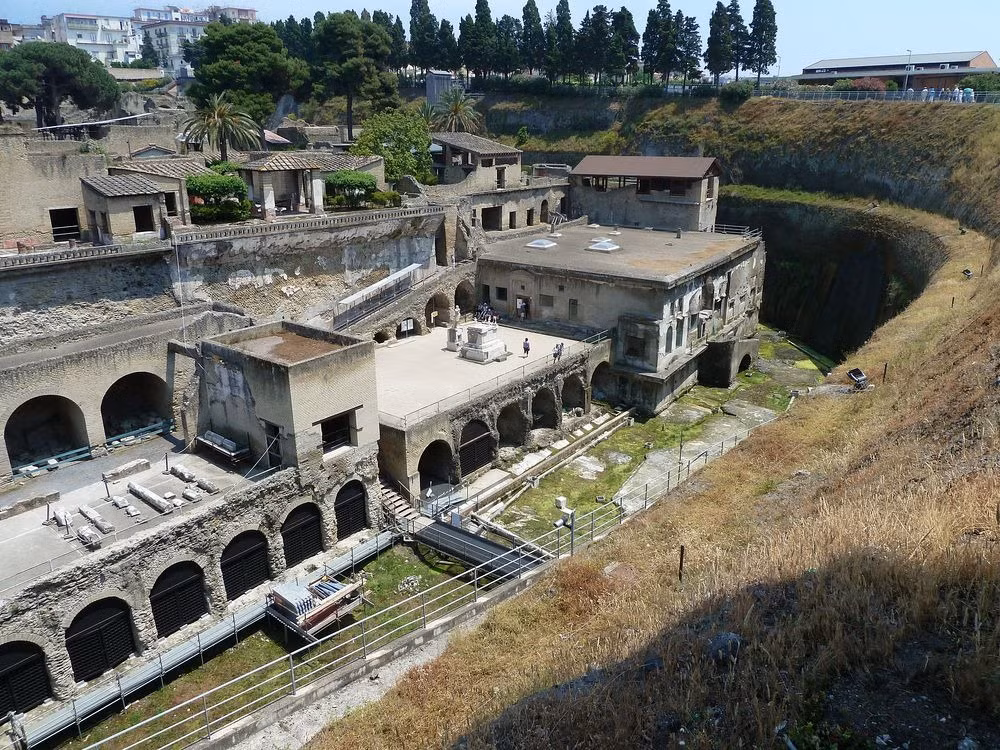 Trước khi gặp thảm kịch khủng khiếp này, thị trấn cổ Herculaneum khá phát triển. Người dân khá giàu có và những ngôi nhà được trang trí lộng lẫy.