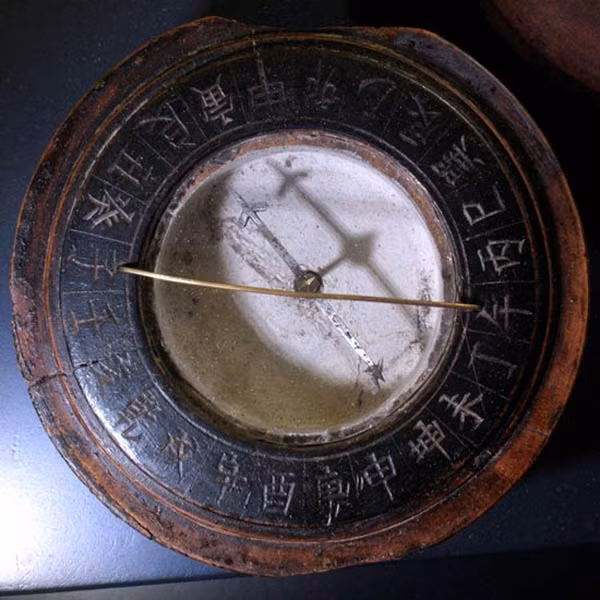La bàn do người Trung Quốc phát minh. Đây là một trong những phát minh quan trọng nhất của người Trung Quốc thời xưa.