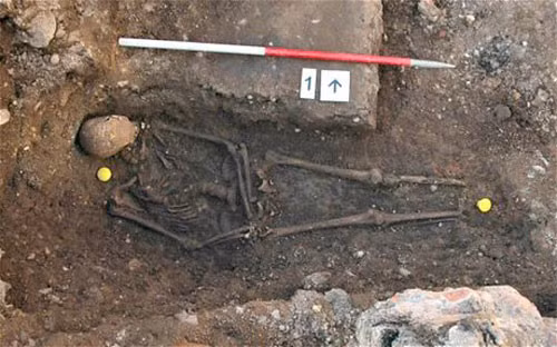 Đến tháng 2/2013, các nhà khảo cổ của ĐH Leicester tuyên bố đã tìm thấy hài cốt vua Richard III. Thông báo này được đưa ra sau khi các chuyên gia có được kết quả giám định ADN để xác nhận đây chắc chắn là mộ phần của vua Richard III - người đã tử trận cách đây hơn 500 năm.