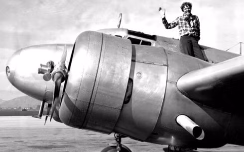 Amelia Earhart là nữ phi công đầu tiên trên thế giới bay một mình qua Đại Tây Dương. Tuy nhiên, đến ngày 2/7/1937, máy bay của nữ phi công này mất tích một cách bí ẩn ở một vị trí đâu đó trên Thái Bình Dương.