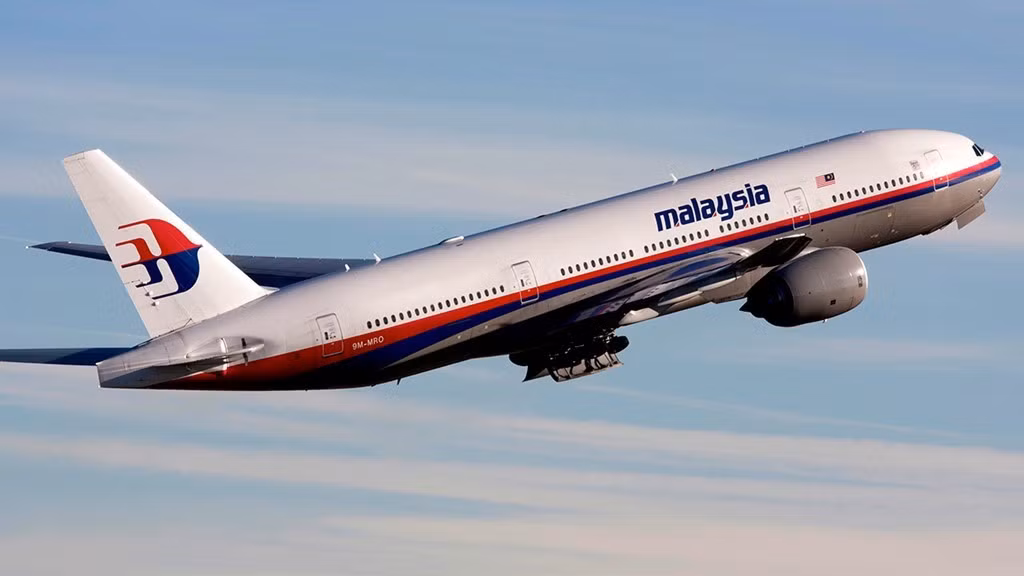 Tuy nhiên, chưa đầy 1 giờ sau khi cất cánh, máy bay của Malaysia mất liên lạc và tín hiệu radar phía trên vịnh Thái Lan. MH370 xuất hiện trên radar quân sự Malaysia lần cuối khi đang ở biển Andaman, phía tây bắc nước này. Vào thời điểm gặp nạn, MH370 chở theo 239 người, trong đó có 12 người thuộc phi hành đoàn.