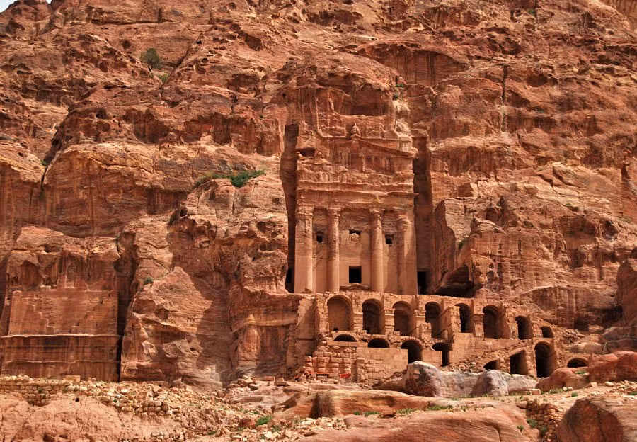Vào năm 1812, nhà thám hiểm người Thụy Sĩ Johan Ludwig Burckhardt đã phát hiện thành phố cổ Petra. Kể từ đó, nơi đây được cả thế giới biết đến bởi vẻ đẹp tráng lệ, có một không hai.