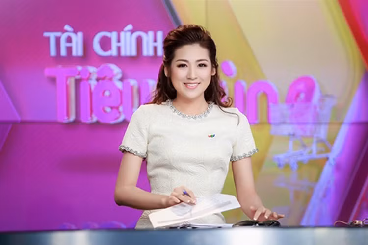 Tự đánh giá công việc MC là một thách thức mới với mình, nhưng Huyền My cho biết cô muốn vượt qua thử thách này để xem xét năng lực bản thân. Á hậu Tú Anh cũng đang là một trong những nữ BTV xinh đẹp nhất VTV. Cô cho biết người đưa mình tới truyền hình chính là Thụy Vân.