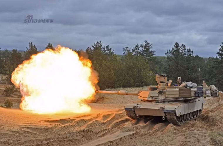 Khẩu pháo 120mm trên xe tăng M1A2 Abrams của Quân đội Mỹ khai hỏa trong một cuộc tập trận, hôm 5/5.