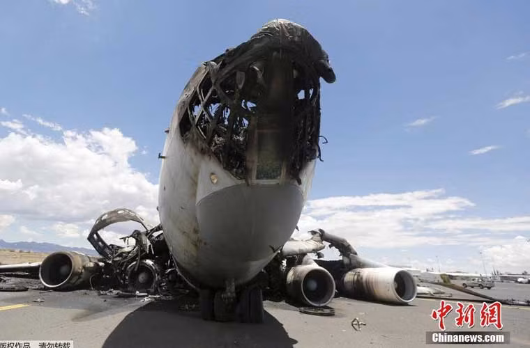 Hình ảnh thê thảm máy bay vận tải khổng lồ Il-76TD của Không quân Yemen bị cháy gần hết sau khi trúng tên lửa trong một cuộc không kích của Liên minh Ả Rập.