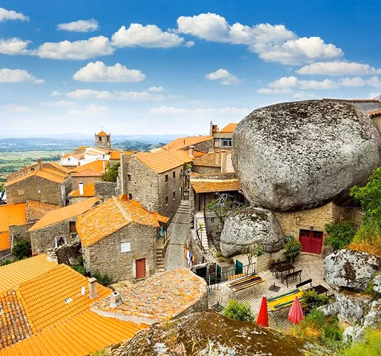 Monsanto, Bồ Đào Nha. Những căn nhà nhỏ với mái ngói đỏ ẩn dưới những tảng đá granite khổng lồ và những con đường hẹp dường như được xây dựng bởi một người khổng lồ bằng đá.