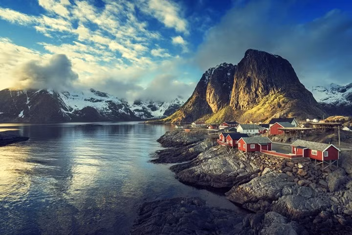 Reine Lofoten, Na Uy. Reine là một làng chài với cảnh quan siêu thực, những ngôi nhà ấm cúng và chỉ có khoảng 350 cư dân. Làng quê bình dị này hàng năm thu hút hàng nghìn du khách đến từ khắp nơi trên thế giới chiêm ngưỡng vẻ đẹp tự nhiên.