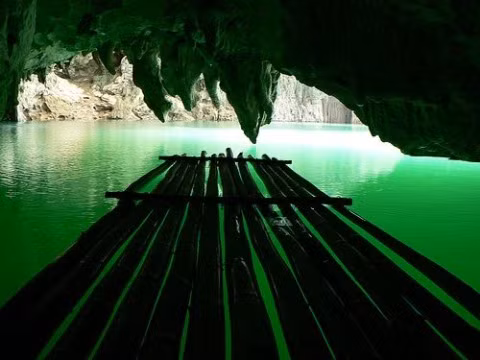 Một góc nhìn đặc biệt của du khách tại Hồ Thang Hhen.
