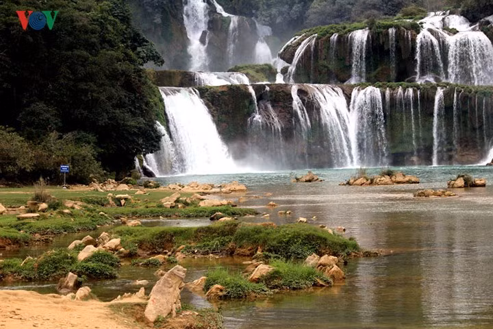 Sau dòng thác là dòng sông Quây Sơn nước trong xanh. Bờ sông với cảnh quan đẹp nên thơ, trong lành.