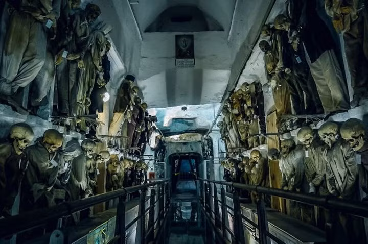  Hầm mộ Capuchin, Italy: Bên trong hầm mộ này là nơi lưu giữ 8000 xác ướp từ thế kỷ 18 – 19. Du khách có thể thăm địa điểm này các ngày trong tuần trừ Chủ Nhật nhưng hãy cẩn thận bởi có thể bạn sẽ không tìm thấy lối về.
