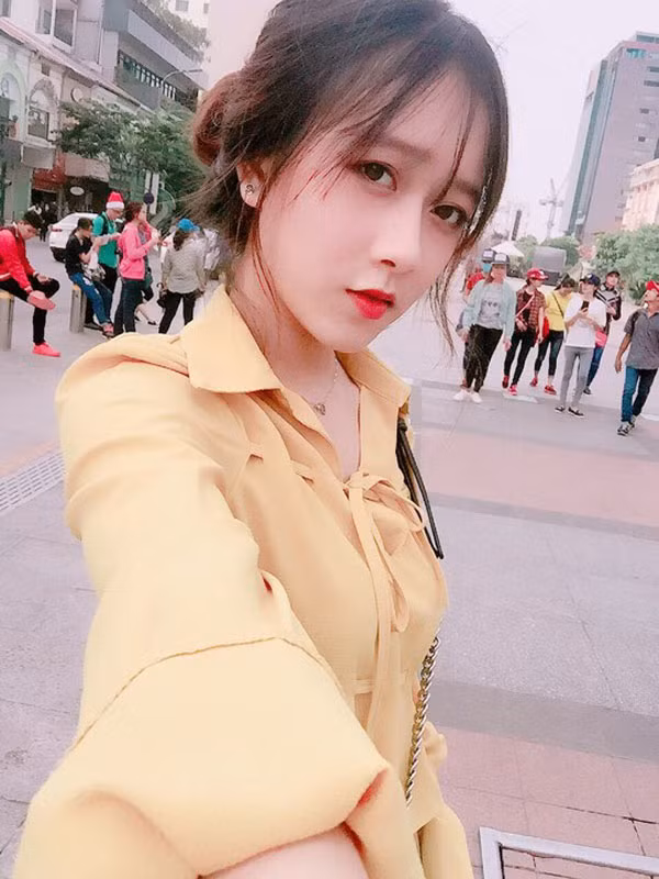 Không giấu được sự vui sướng kèm theo lo âu, nữ sinh xinh đẹp này cho biết bản thân khá sợ hãi việc chuyện cá nhân sẽ bị soi mói hoặc sẽ nhận được những bình luận khiếm nhã, khó nghe.