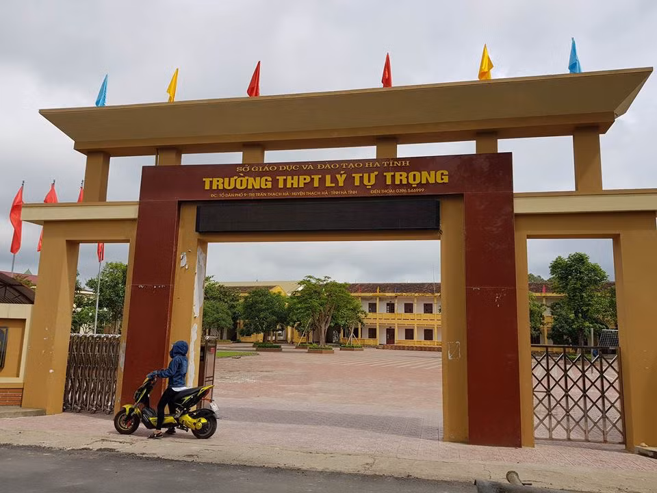 Nha truong cam giao vien nu mac vay truoc mat hoc sinh