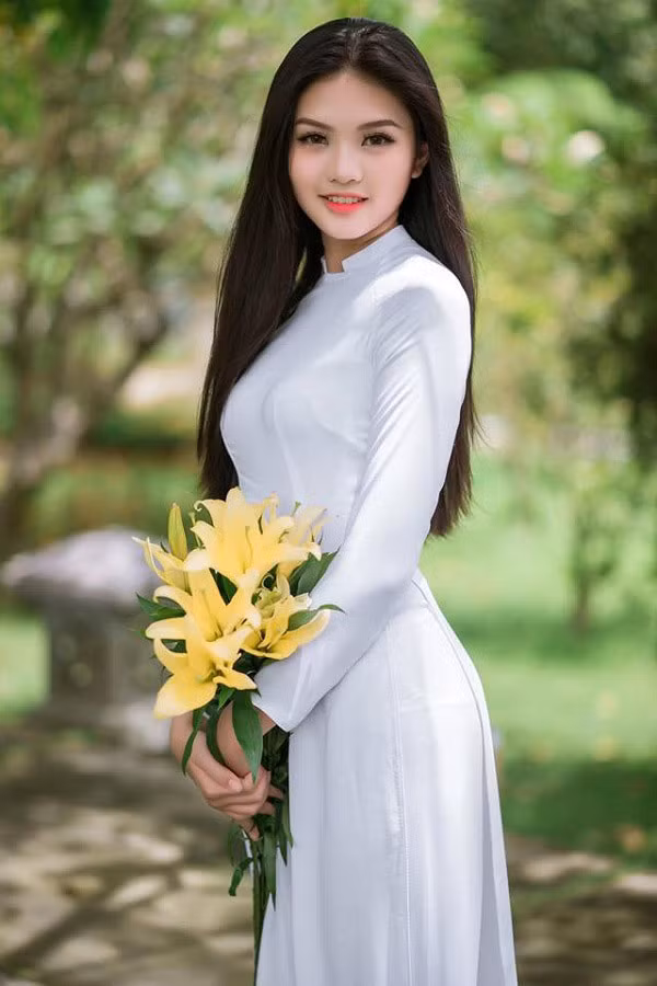 Phương Nghi hiện là học sinh chuyên Pháp và đạt đồng thời 2 bằng là DELF A1 trong tiếng Pháp và bằng KET trong tiếng Anh.