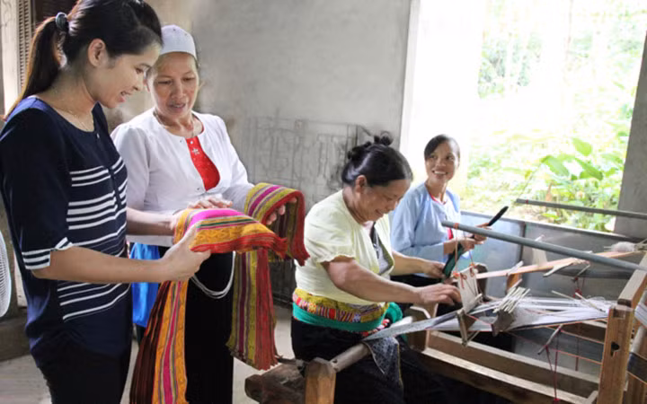 Chị Dương Thị Bin (thứ hai từ trái sang) đã tạo việc làm cho 500 lao động. Chị cũng là người đã đánh thức nghề dệt thổ cẩm tưởng như đã thất truyền ở Yên Nghiệp.