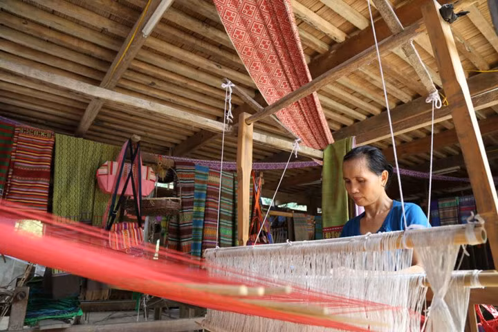 Từ khi công ty Lục Nghiệp Thành được thành lập (2010) do chị Bin làm chủ và mở lớp dạy nghề, tay nghề của chị em trong xóm đều được nâng lên. Sản phẩm dệt thổ cẩm do làng nghề làm ra đều được tiêu thụ hết. Cuộc sống của những người tham gia làm nghề cũng được cải thiện theo hướng tốt hơn.
