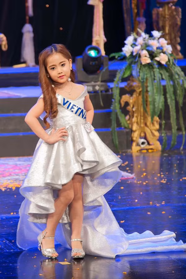 6 tuổi, Khánh Linh đã tham gia rất nhiều chương trình quảng cáo, gameshow thực tế như Bữa trưa vui vẻ, Siêu sao tài năng nhí, góp mặt trong nhiều show diễn thời trang của các nhà thiết kế nổi tiếng như Minh Hạnh, Hoa hậu Ngọc Hân, tuần lễ thời trang trẻ em của siêu mẫu Xuân Lan, Á hậu Phương Hồng Huế, Đinh Hương…