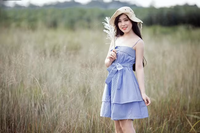 Dù khá “im hơi lặng tiếng” trong khoảng thời gian đầu khi công bố bảng xếp hạng TOP 18, Đỗ Trà My – cô gái đến từ Phú Thọ bỗng nhiên tung ra bộ ảnh đẹp mê mẩn của mình giữa đồng cỏ lau bạt ngàn.