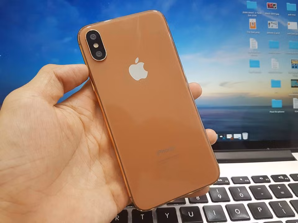 Ở mặt sau, có thể thấy camera kép của máy được xếp theo chiều dọc. Trên lưng của máy còn có sự hiện diện của logo táo khuyết, cùng với đó là ba dòng chữ “iPhone”; “Designed by Apple in California”; “Assembled in China”. Ảnh: Dòng chữ “Designed by Apple in California”; “Assembled in China” hiển thị rõ trên mặt sau của mô hình chiếc iPhone.