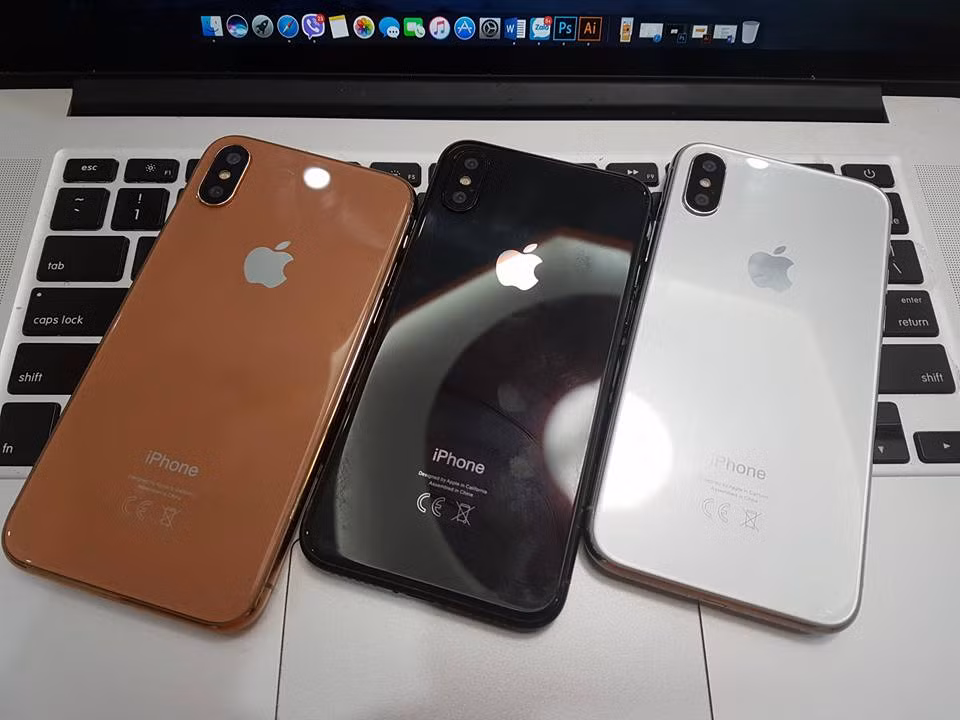 Khi xem xét kỹ những mô hình này, có thể thấy máy không có sự hiện diện của nút Home. Chúng cũng có phần màn hình bị khuyết ở cạnh trên của máy. Trên phần bị khuyết có sự xuất hiện của camera trước, loa ngoài, cảm biến tiệm cận, cùng với đó là hai cảm biến lạ chưa rõ tên. Rất có thể đây là vị trí của cảm biến 3D nhận diện khuôn mặt giống như những lời đồn. Ảnh: Những mẫu máy này gồm có ba phiên bản màu sắc khác nhau là vàng đồng, đen và trắng.