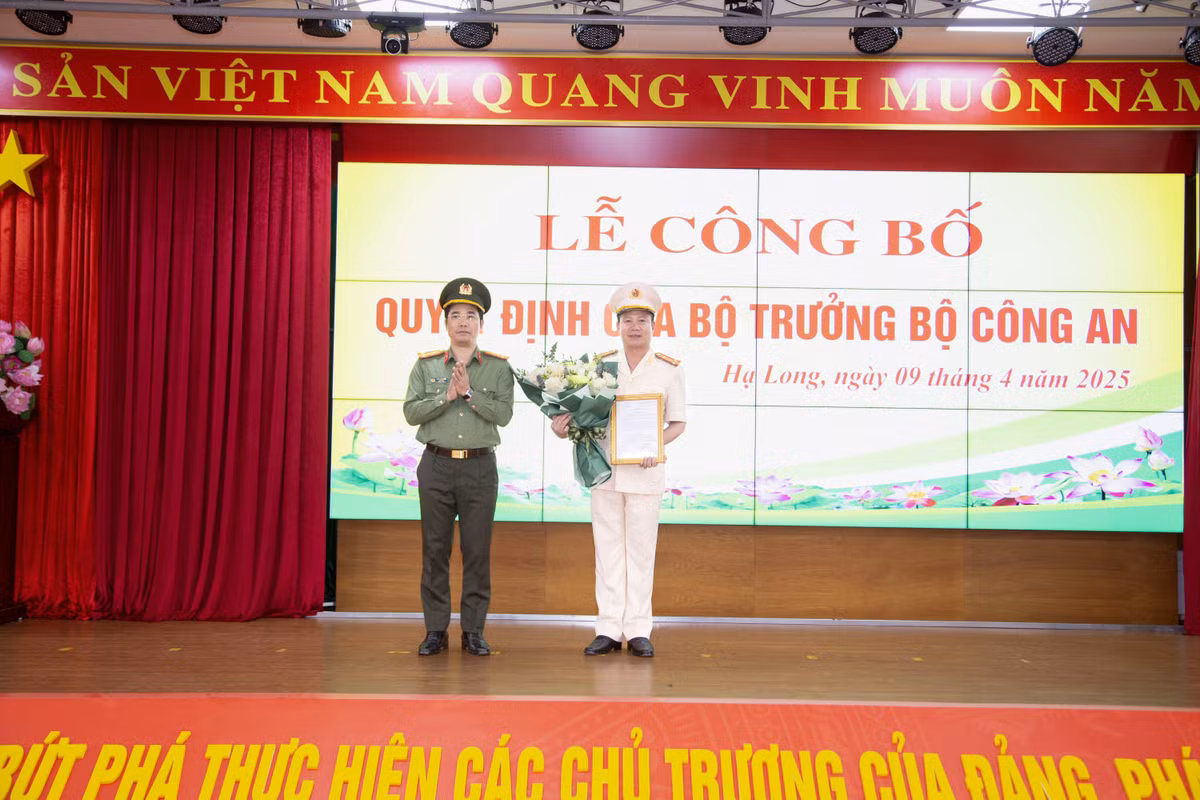 Thăng cấp hàm Đại tá với Phó Giám đốc Công an tỉnh Quảng Ninh Thang cap ham Dai ta voi Pho Giam doc Cong an tinh Quang Ninh