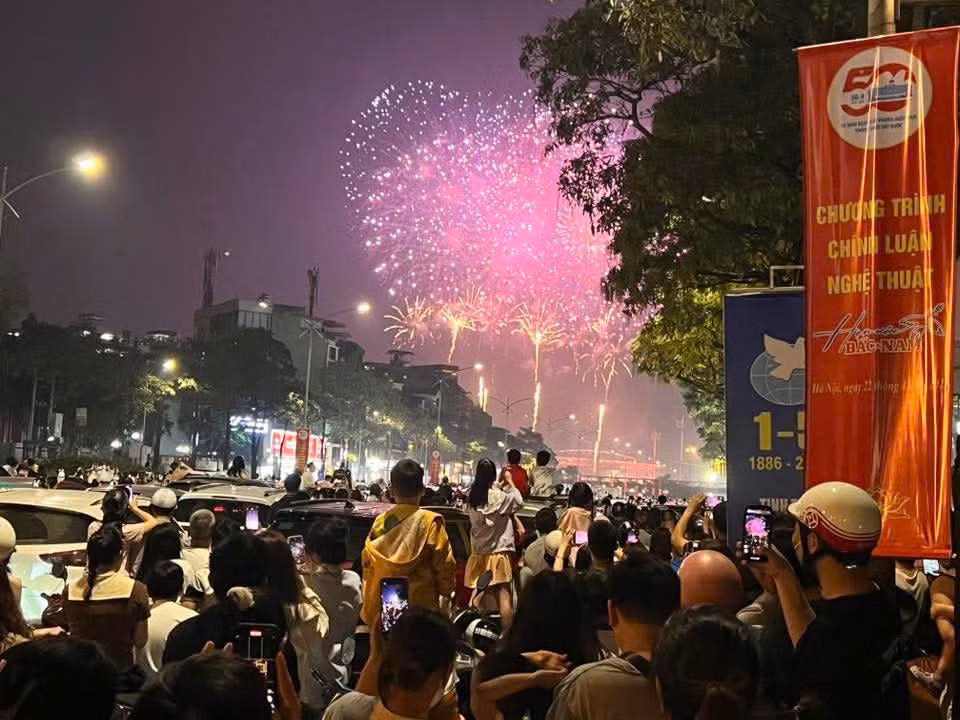 Màn pháo hoa tầm cao, rực rỡ cũng chiều lòng đối với những người đứng ở vị trí xa sân vận động.