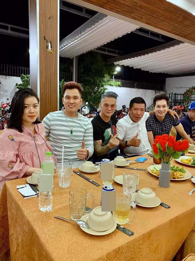 Mới đây, nam ca sỹ hội chợ đắt show có biệt danh "ông hoàng miền Tây" Lâm Chấn Huy đã chia sẻ loạt ảnh cùng vợ - Thu Hương đi dự tiệc cùng bạn bè.