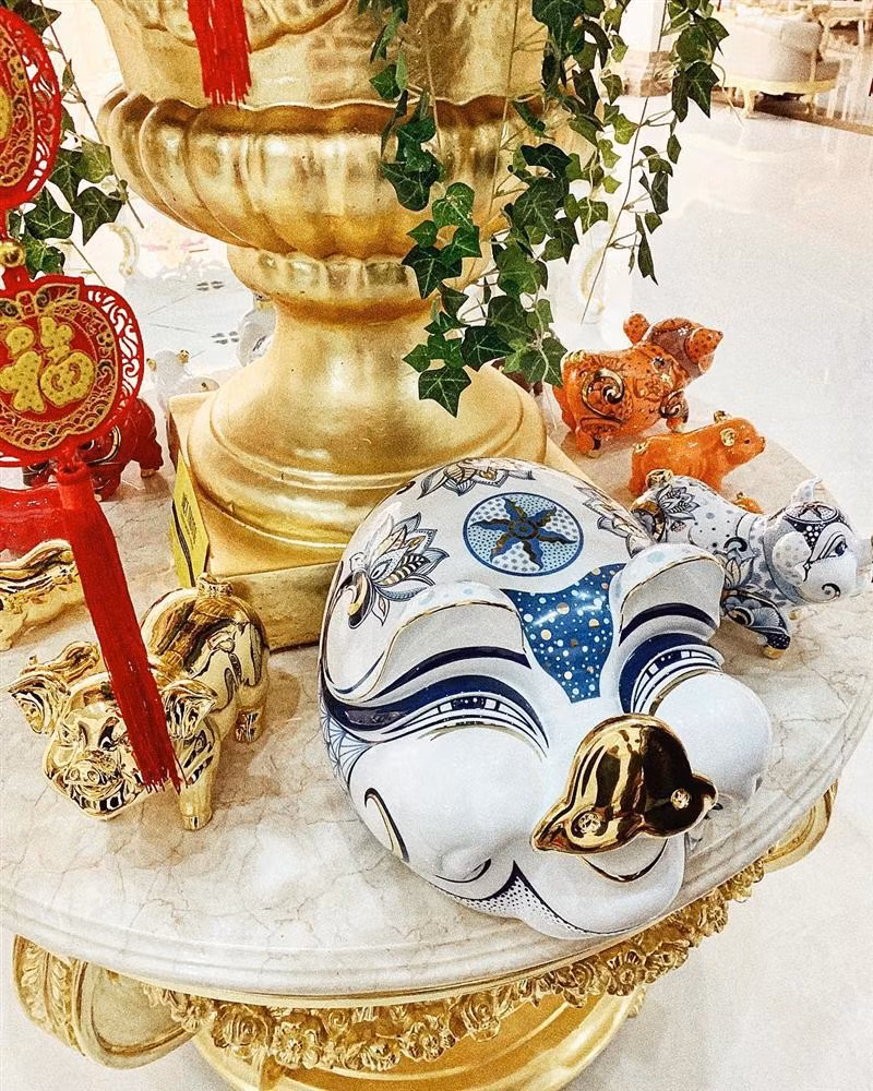2019 là năm Kỷ Hợi nên lợn vàng xuất hiện tại rất nhiều nơi trong không gian sống xa hoa.