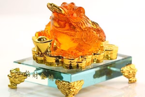  Cóc ngậm tiền vàng: Theo phong thủy, gia chủ có thể hút nhiều tài lộc vào nhà bằng cách sử dụng cóc ba chân ngậm một đồng xu trong miệng. Đây chính là vật phong thủy tốt lành sẽ giúp mang may mắn vào nhà cửa.