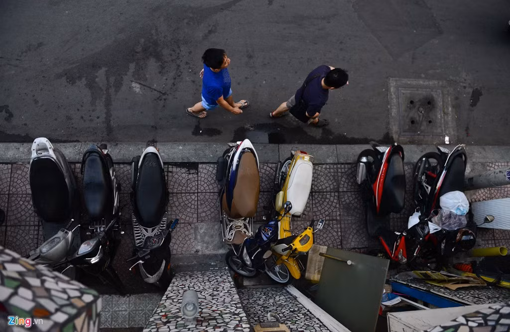 Không có lối, người đi bộ phải xuống dưới lòng đường.