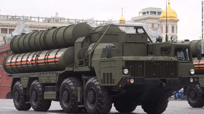 Được biết trước khi đưa S-400 vào trực chiến, Thổ Nhĩ Kỳ đã yêu cầu các cố vấn quân sự Nga về nước và không được tiếp tục can thiệp vào tổ hợp phòng không Triumf hiện đã là của họ.