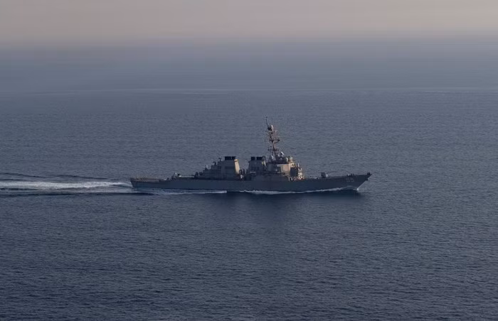USS Stout duy trì thời gian hiện diện trên biển lâu kỷ lục như vậy do quy định không cập cảng trong thời gian làm nhiệm vụ được Bộ Quốc phòng Mỹ áp dụng với các chiến hạm có vai trò quan trọng, nhằm ngăn dịch COVID-19 xâm nhập.
