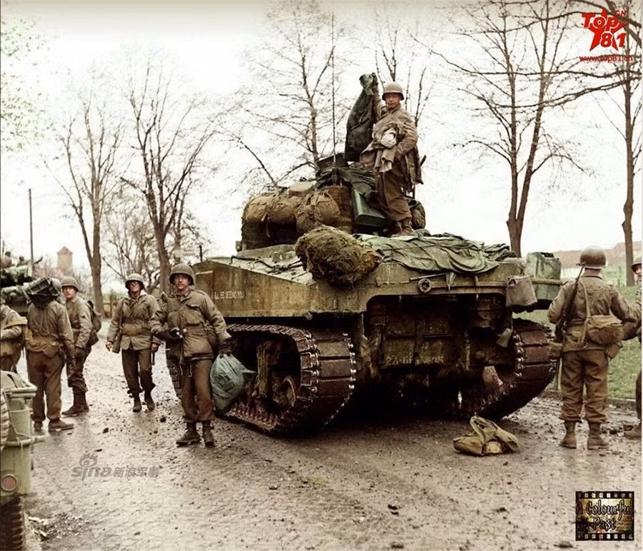 Binh sĩ Mỹ đứng quanh chiếc xe tăng M4 Sherman.