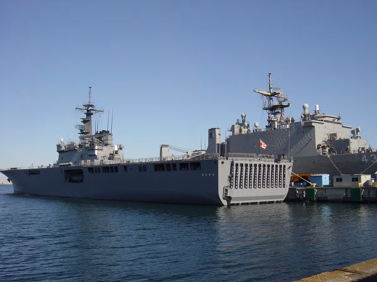 Trong Lực lượng Phòng vệ biển Nhật Bản (JMSDF), lớp Osumi được miêu tả thuộc lớp tàu đổ bộ xe tăng. Tuy nhiên, nó có khả năng triển khai cho nhiều nhiệm vụ khác như tàu đổ bộ đa năng. Nhật Bản đã chế tạo tổng cộng 3 chiếc thuộc lớp Osumi gồm: JDS Osumi (LST 4001); JDS Shimokita (LST 4002) và Kunisaki (LST 4003) được biên chế lần lượt vào các năm 1998, 2002 và 2003.