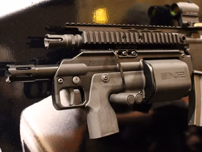 Nổi tiếng nhất là các loại phụ kiện shotgun gắn kèm như M26, EGLM hay SIX12. Các thiết bị này không được coi là súng mà chỉ được coi là một loại phụ kiện gắn kèm súng, có thể tháo lắp dễ dàng hoặc thậm chí là gắn chết vào mỗi khẩu súng trường tấn công. Nguồn ảnh: Weapons.