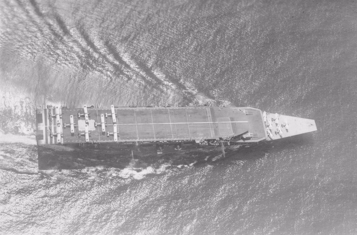 Trong trận hải chiến kinh hoàng tại Midway năm 1942, tàu sân bay Kaga đã chịu thiệt hại nặng nề bởi nhiều đợt không kích và ngư lôi của Hải quân Mỹ và mất khả năng chiến đấu chỉ vài ngày sau đó. Cuối cùng, số phận của Kaga kết thúc với hai quả ngư lôi nhắm trúng sóng tàu bắn ra từ tàu Hagikaze.