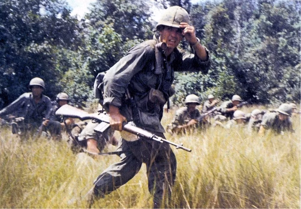 Chính điều này đã khiến cho nhiều binh lính Mỹ vẫn trung thành sử dụng khẩu M14 ngay cả khi M16 đã trở thành vũ khí tiêu chuẩn của Mỹ ở miền Nam Việt Nam. Nguồn ảnh: Range.