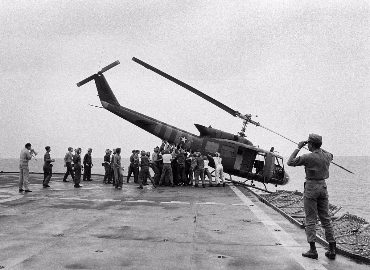 Đây cũng là lý do trong chiến dịch di tản ngày 30/4/1975, tàu USS Blue Ridge đã trở thành bãi đáp cho rất nhiều trực thăng Mỹ và chính quyền ngụy Sài Gòn di tản trong những ngày cuối cùng của Chiến tranh Việt Nam. Nguồn ảnh: Reddit.