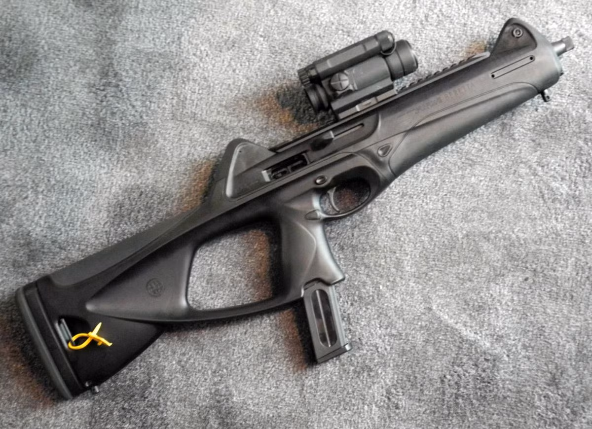 Do là súng tiểu liên, khẩu Beretta có trọng lượng rất nhẹ, chỉ khoảng 2,5 kg. Khẩu súng này cũng giống nhiều khẩu tiểu liên khác, nó có nhiều phiên bản sử dụng nhiều cỡ đạn khác nhau như 9x19mm, 9x21mm, .40 S&amp;W hay .45 ACP. Nguồn ảnh: All4.