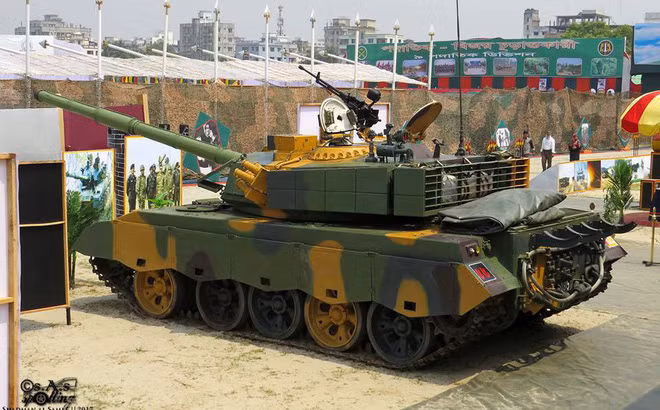 Hỏa lực của Type 59 phiên bản G sẽ bao gồm 1 khẩu pháo nòng trơn cỡ nòng 125mm nhưng chỉ có cơ số đạn khiêm tốn là 28 viên. Ngoài ra, một khẩu súng máy trọng liên cỡ nòng 12,7mm trên tháp pháo vẫn được giữ nguyên cùng với súng máy đồng trục cỡ 7,62mm. Nguồn ảnh: BDMilitary.