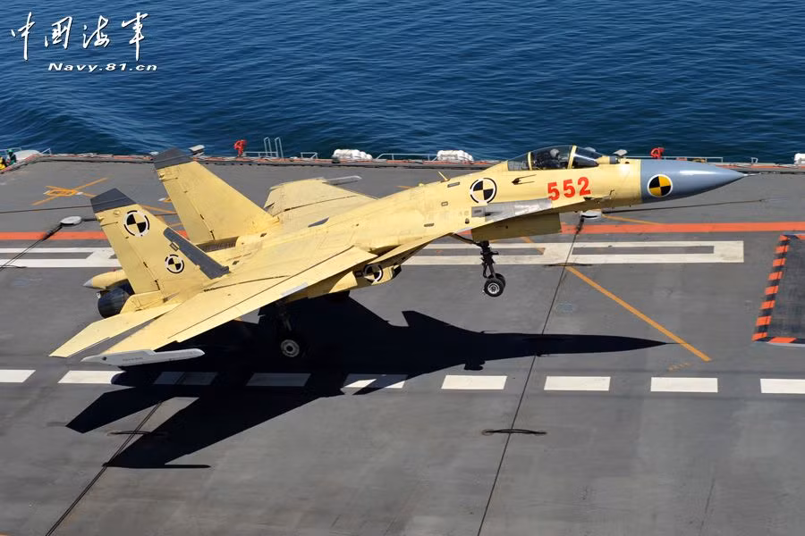 Thực hiện chuyến bay đầu tiên từ năm 2009, báo giới Trung Quốc tin rằng J-15 được thiết kế dựa trên nền tảng công nghệ và kỹ thuật của Su-33 và J-11B - phiên bản J-11 với tỷ lệ nội địa hóa cao nhất của Trung Quốc hiện nay. Nguồn ảnh: 81.cn.