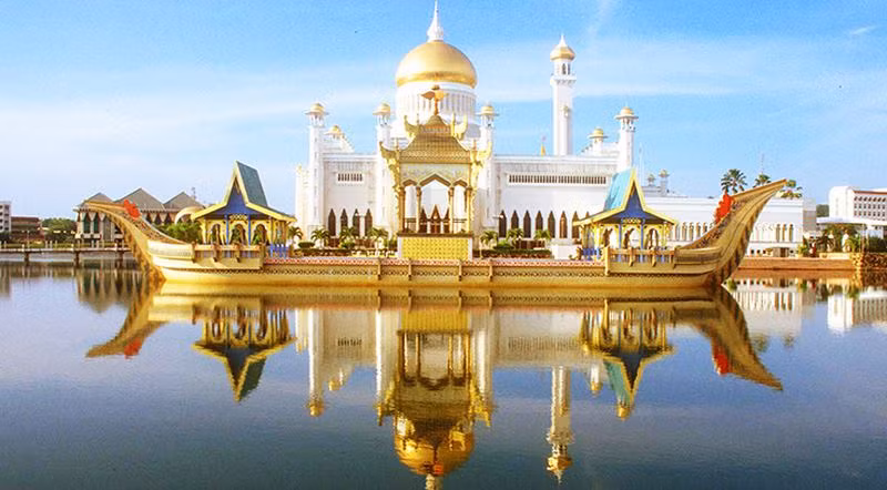 Cung điện Istana xa hoa tráng lệ nhìn từ xa.
