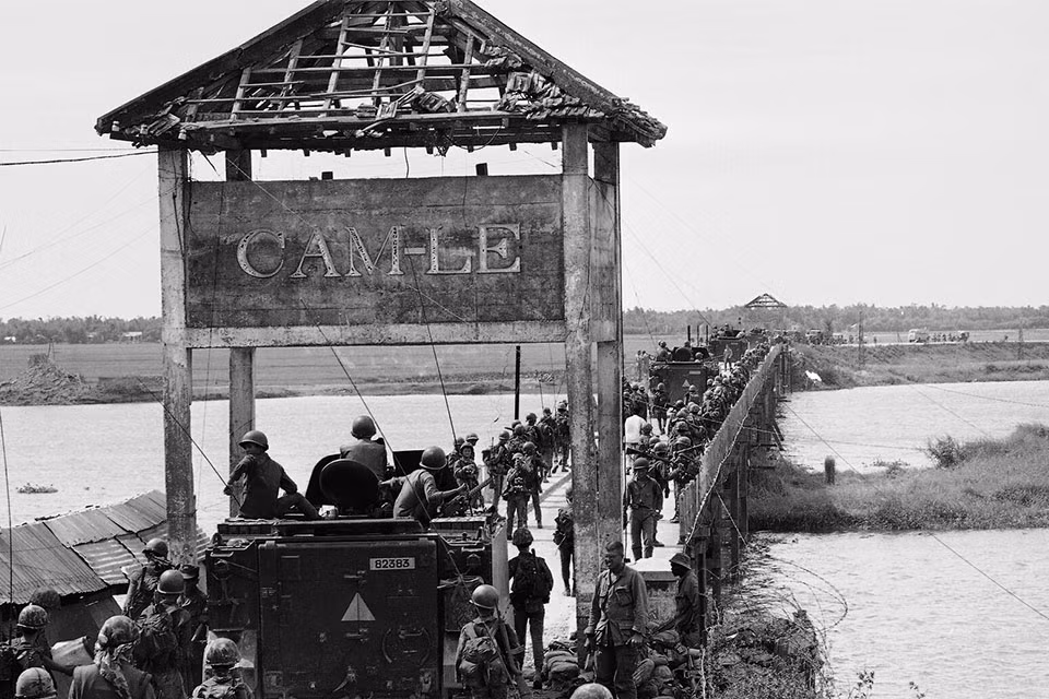 Cầu Cẩm Lệ bắc qua sông Cẩm Lệ dày đặc lính Mỹ và ngụy Sài Gòn tiến vào vùng giao tranh với Quân Giải phóng. Nguồn ảnh: Flickr.