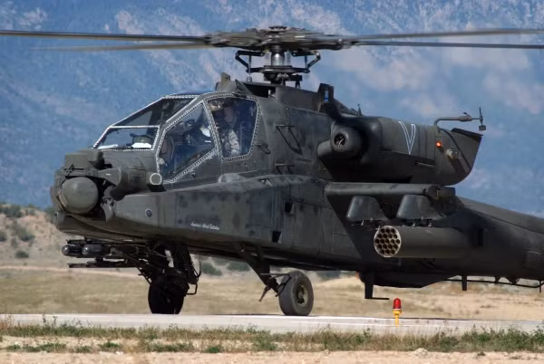 Chiếc trực thăng AH-64D đầu tiên được chuyển tới tay của quân đội Mỹ từ năm 2003. Tới thời điểm hiện tại, các phiên bản nâng cấp của AH-64D như AH-64E hay AH-64F cũng đã dần phổ biến bên cạnh phiên bản AH-64D. Nguồn ảnh: Helio.