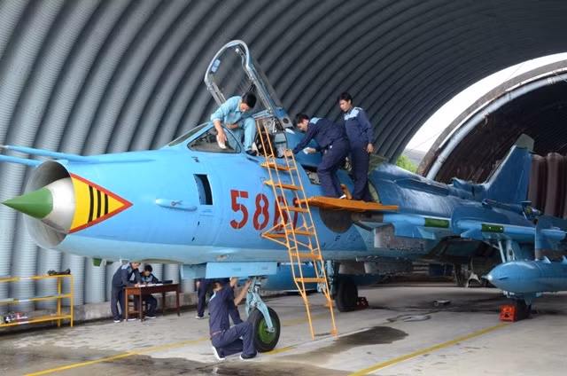 Điểm đặc biệt đó là Su-22 có thể làm được cả những nhiệm vụ của một tiêm kích trên không. Điều đó có nghĩa dù đã có tuổi đời quá cao, tuy nhiên Su-22 hoàn toàn có thể thực hiện được vai trò "đa năng" giống với các tiêm kích đa năng Su-30 hiện đại sau này của ta. Nguồn ảnh: Tuoitre.
