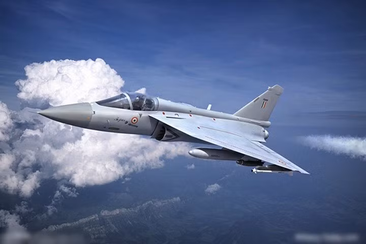 Chiếc tiêm kích Tejas là một chiến đấu cơ có trọng lượng nhẹ của Ấn Độ, do hãng HAL chế tạo.