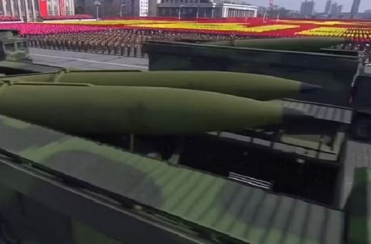 Theo nhiều chuyên gia quân sự nhiều khả năng Triều Tiên đã lấy thiết kế Iskander của Nga để tạo nên dòng tên lửa đạn đạo tầm ngắn mới. Hiện tại thông tin về loại tên lửa này vẫn chưa được Triều Tiên công bố. Nguồn ảnh: KTX.